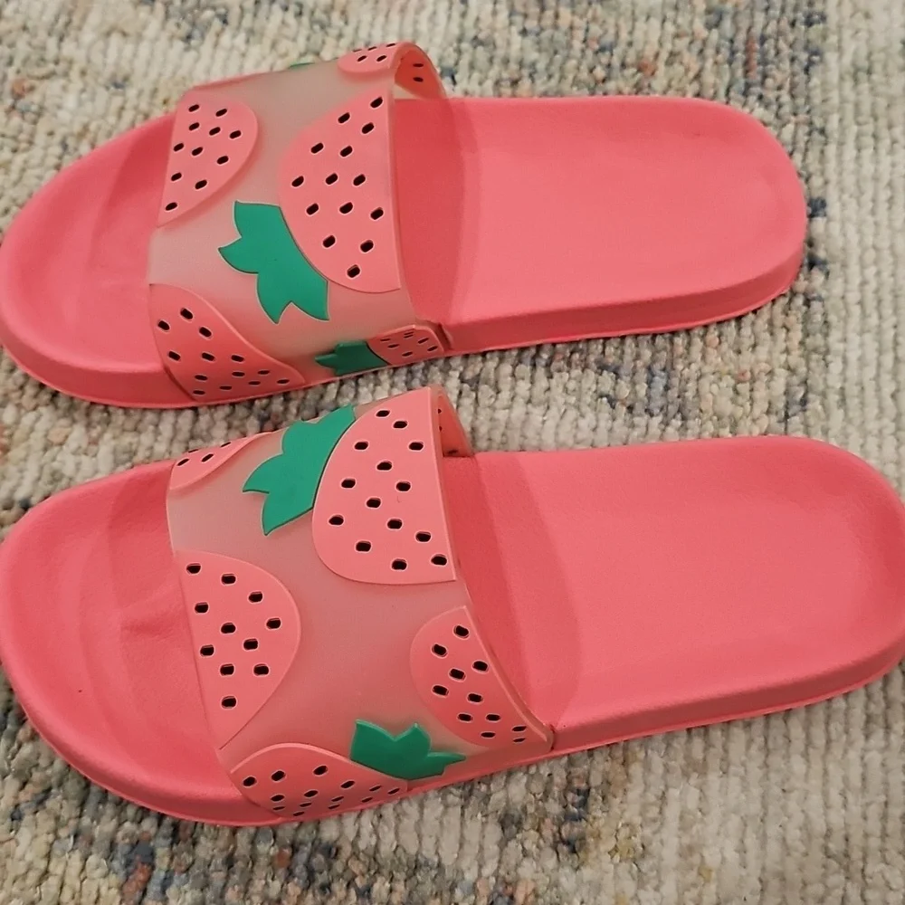 West Loop Girl's Strawberry Print Slide‎ Sandals Size 2/3 - Picture 2 of 4